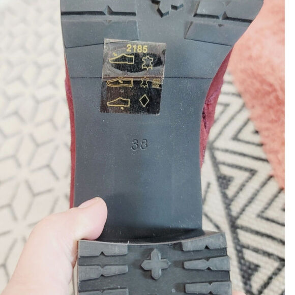 SUNDANCE BUTTONED UP CRANBERRY SUEDE BOOTIES, SZ 7/7.5 US-38/EU - Picture 12 of 16